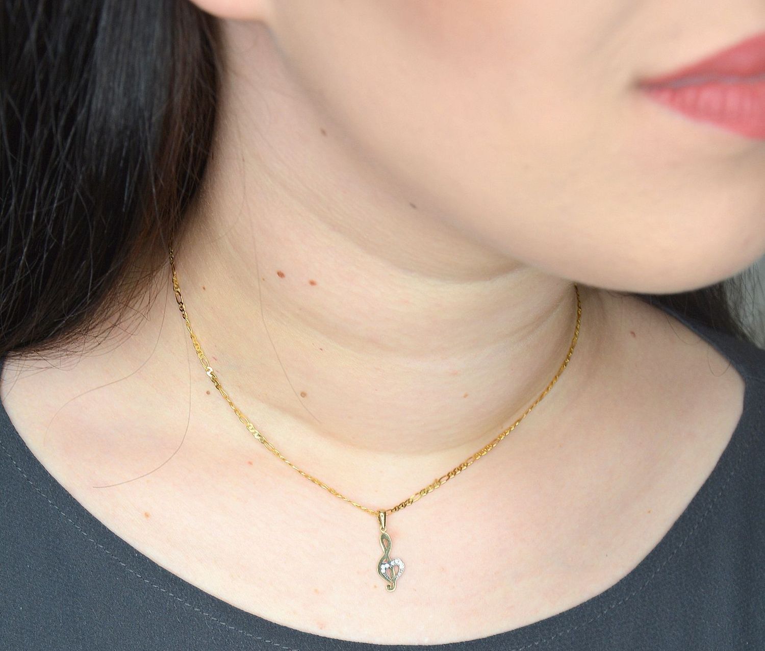 Złota zawieszka 333 klucz wiolinowy z cyrkoniami P 415.jpg